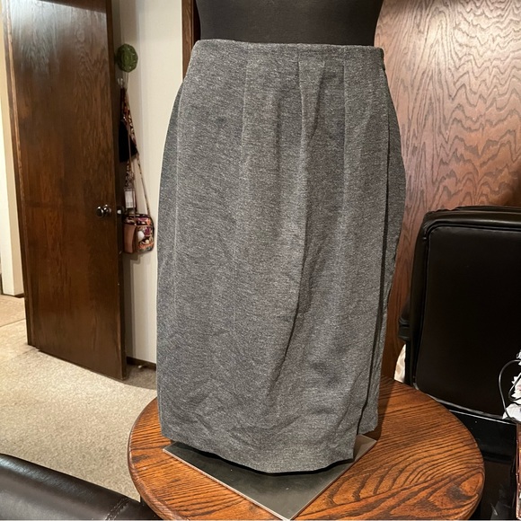 Women’s Gray Banana Republic Skirt (Size 6) - Picture 2 of 11